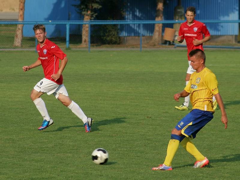 Břeclavští fotbalisté (ve žlutém) vyšli v podzimní premiéře střelecky naprázdno.