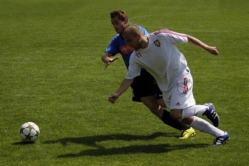 Fotbalisté Lanžhota (v bílém) se ve Velkých Pavlovicích nic nedařilo a vysoko prohráli.