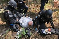 Členové speciálních pořádkových jednotek české a rakouské policie pátrali v úterý po nebezpečném pachateli v Bořím lese u Břeclavi. Při společném výcviku.