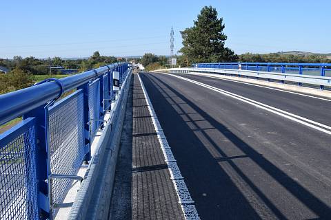 Most přes dálnici D2 spojující Rakvice s Velkými Pavlovicemi a Velkými Bílovicemi už je průjezdný.