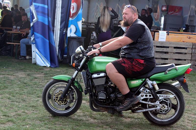 Pasohlávecký autokemp Merkur obsadili od čtvrtka do neděle motorkáři. Konal se tam odložený Euro Bike Fest.