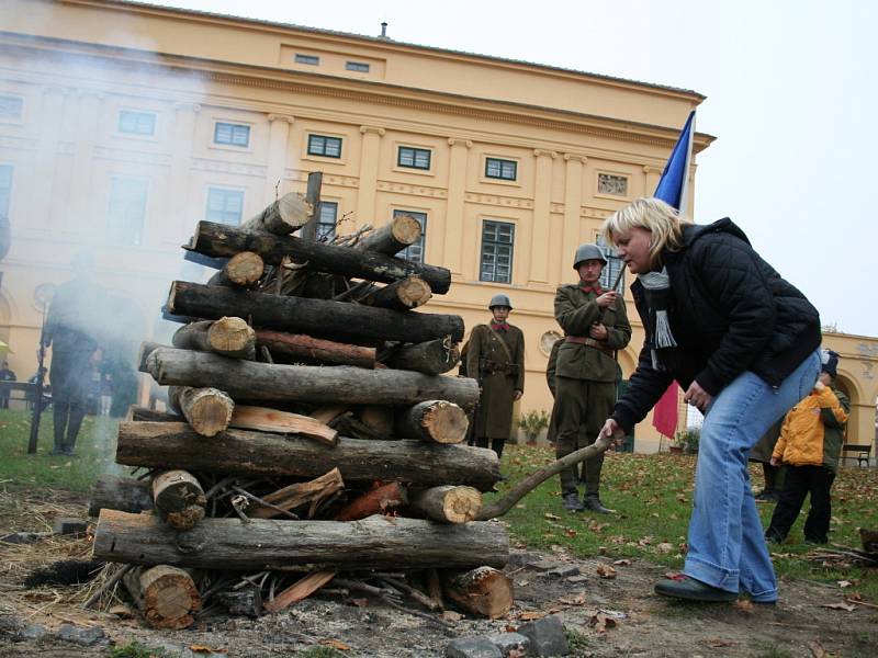 Vatru republiky zapaluje ředitelka břeclavského muzea Jana Kramářová.