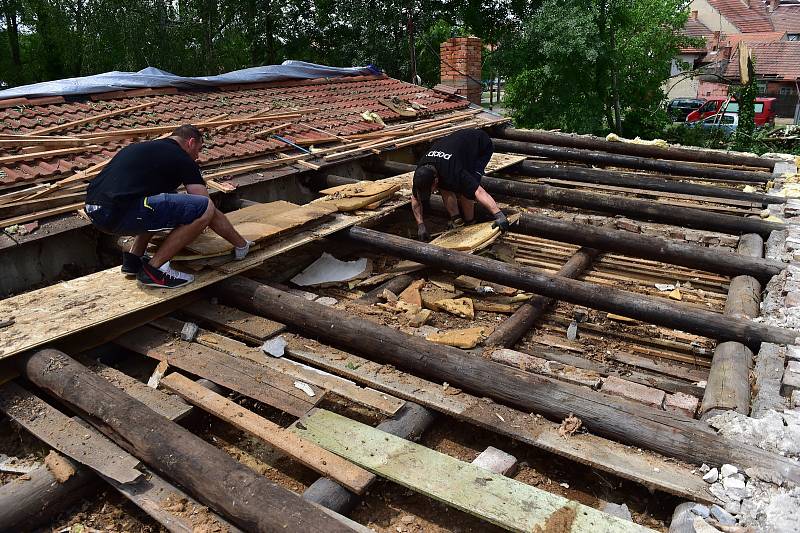 Lidé v Lanžhotě odklízeli spoušť, kterou tam způsobilo pondělní tornádo.