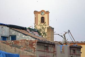 Jedna z fotografií dokládajících ničivé následky jihomoravského tornáda.
