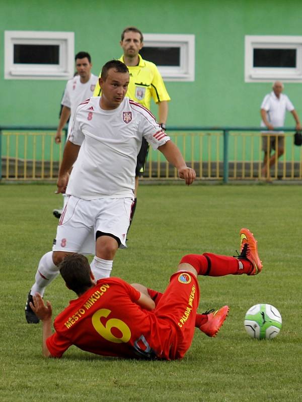 Fotbalisté Lanžhota (v bílém) ubránili proti Mikulovu nejtěsnější vedení a postup v krajském poháru. 