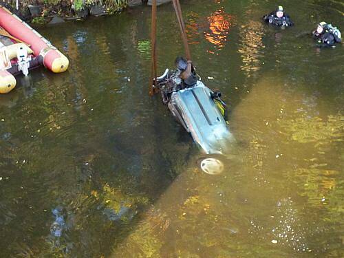 ftg_Při nehodě tří aut skončilo jedno z nich v rameni řeky Dyje.