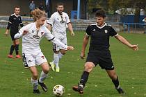 Břeclavští fotbalisté (v černém) podlehli Tasovicím 1:4.