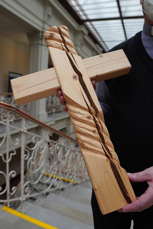 Padesát křížů vyrobených z trámů kostela poničeného tornádem v Moravské Vsi na Břeclavsku míří do dobročinné aukce. Vybrané peníze pomůžou při jeho opravě. 