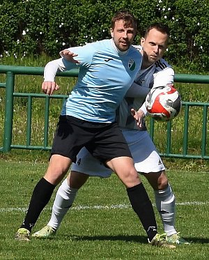 Martin Sedlo (v modrém) patří mezi klíčové hráče Nikolčic.