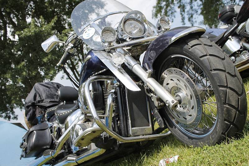 Návštěva Euro Bike Festu v Pasohlávkách nabízí pohled na nevšední motorky i doplňky jezdců. Příchozí si mimo jiné vychutnávají koncerty nebo souboje bijců ve středověké zbroji.