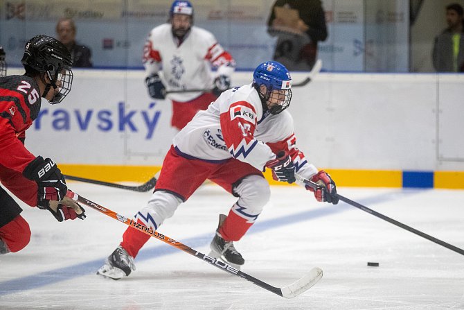 Čeští reprezentanti do osmnácti let (v bílém) podlehli v generálce před Hlinka Gretzky Cupem Kanadě 0:5.