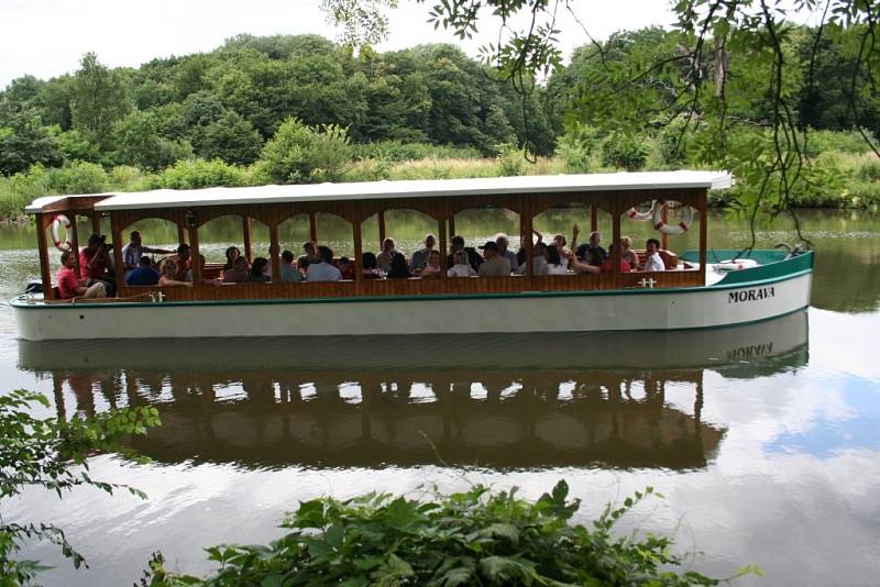 Na svou první plavbu po Dyji vyplula po křtu v sobotu 28. června loď Morava. Bude vozit turisty v lednickém parku.