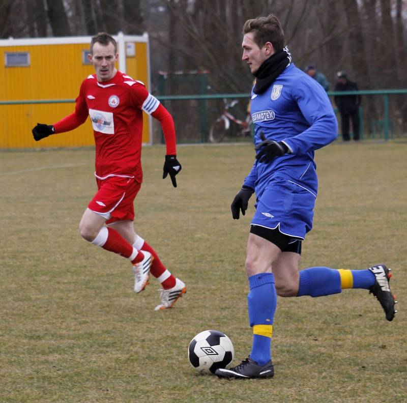 Břeclavští fotbalisté (v modrém) zvládli generálku na třetí ligu. V Sedleci porazili Vyškov.