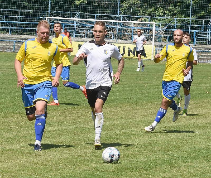 Břeclavští fotbalisté (v bílých dresech) zahájili letní přípravu výhrou nad Ivančicemi.