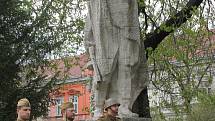 NYNÍ. Počátkem devadesátých let minulého století byla socha rudoarmějce převezená a umístěná do městského parku u gymnázia. „Stále se zde zachovávají dubnová pietní setkání u příležitosti výročí osvobození Břeclavi Rudou armádou,“ zmínila historička Káňov