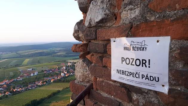 Lidé se na facebooku rozčilovali kvůli cedulím na zřícenině hradu Děvičky na Pálavě.