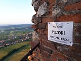 Lidé se na facebooku rozčilovali kvůli cedulím na zřícenině hradu Děvičky na Pálavě.