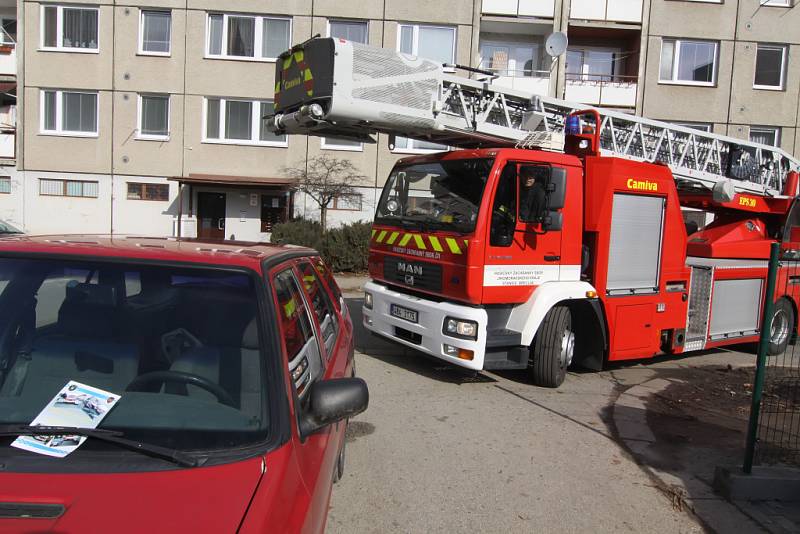 Hasiči společně s městskými policisty projeli dopoledne město, aby poukázali na každodenní nezodpovědnost desítek až stovek šoférů.