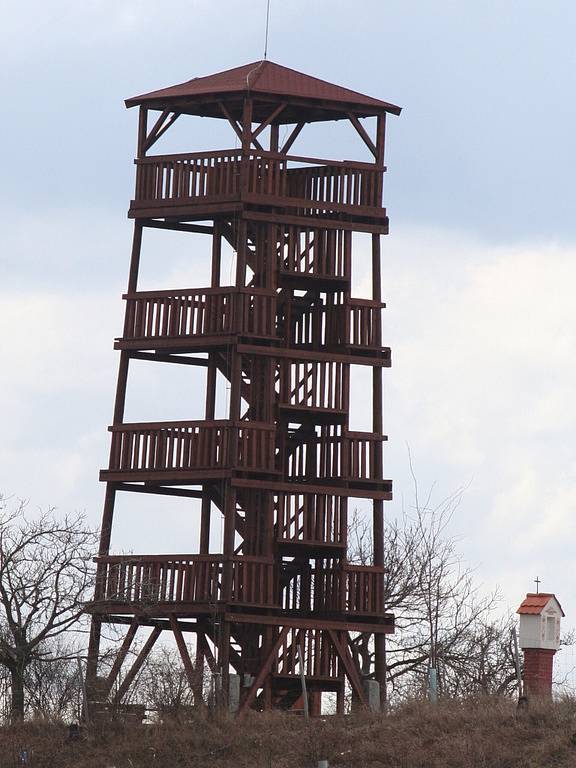 Kravihorská rozhledna, která už stojí u Bořetic.