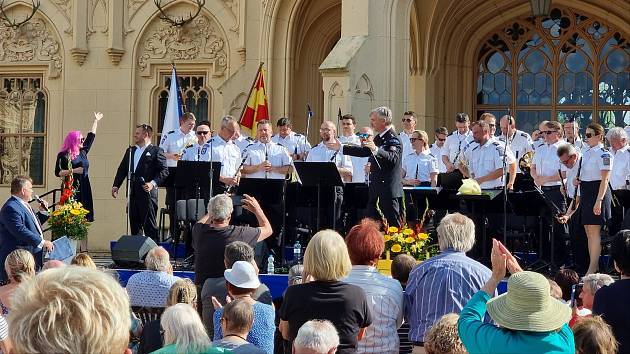 Hudby Hradní stráže a Policie České republiky zahrály v neděli v Lednici písně z oblíbené Noci na Karlštejně.