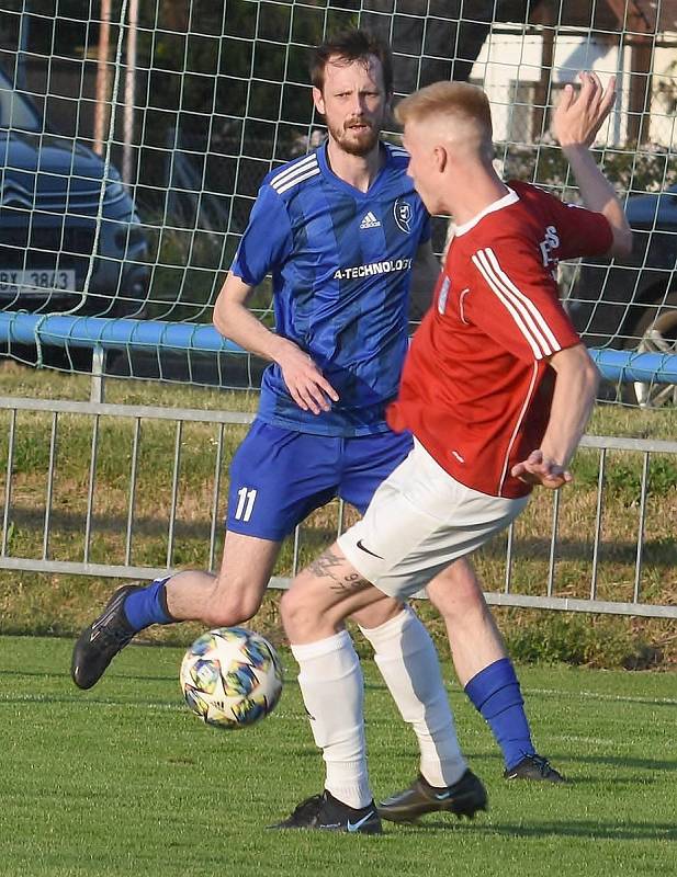 Fotbalisté Lednice (v červených dresech) porazili 3:0 Valtice a tři kola před koncem sezony oslavili postup do krajského přeboru.