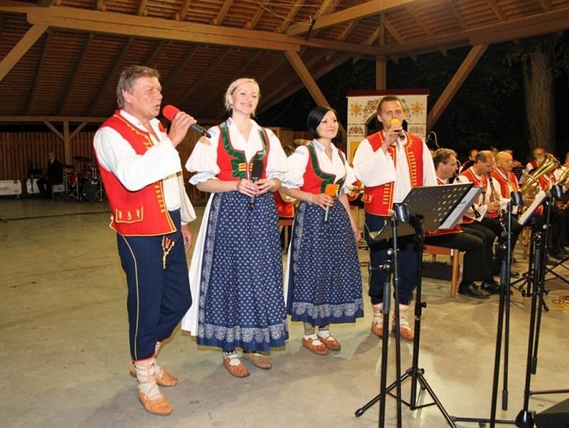 Folkloristé zaplnili Tvrdonice. Odstartoval tam třídenní národopisný festival Podluží v písni a tanci. Už po devětapadesáté.