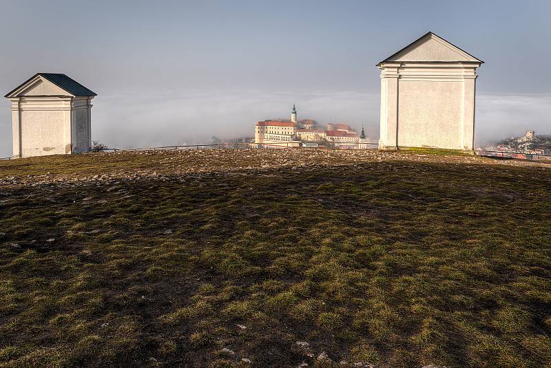 Dominantou města Mikulov je zámek. Při dobrém počasí je na něj krásný výhled ze Svatého kopečku.