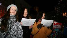 Na akci s Deníkem Česko zpívá koledy se na mikulovském náměstí sešlo asi 250 lidí. Děti zpívaly přímo pod vánočním stromem. Dospělé zahřál svařák nebo horký čaj.