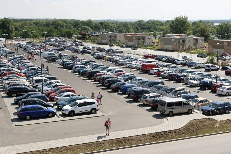 Do největšího akvaparku na jižní Moravě přišli ve čtvrtek první návštěvníci.