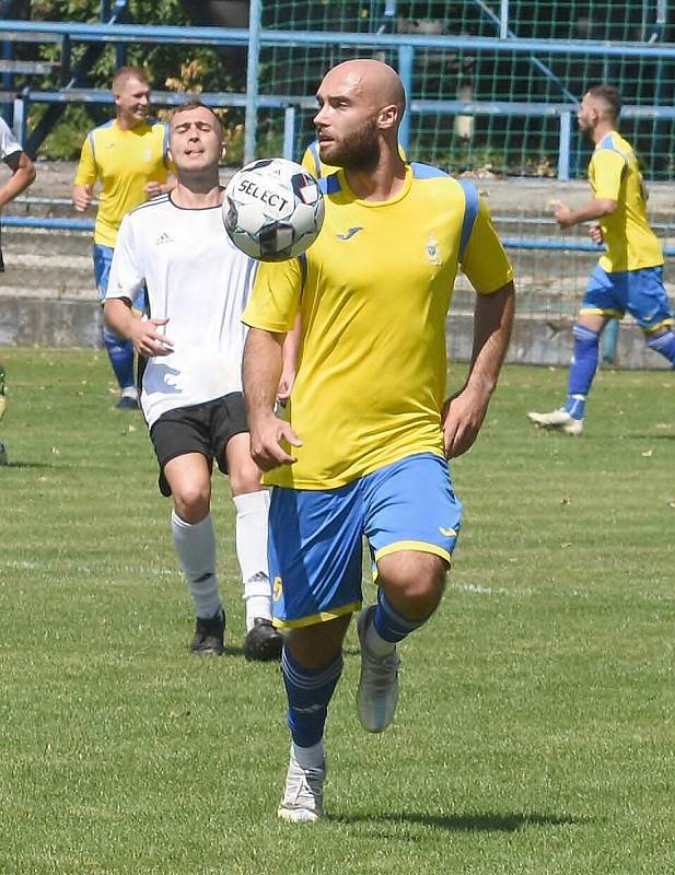 Břeclavští fotbalisté (v bílých dresech) zahájili letní přípravu výhrou nad Ivančicemi.