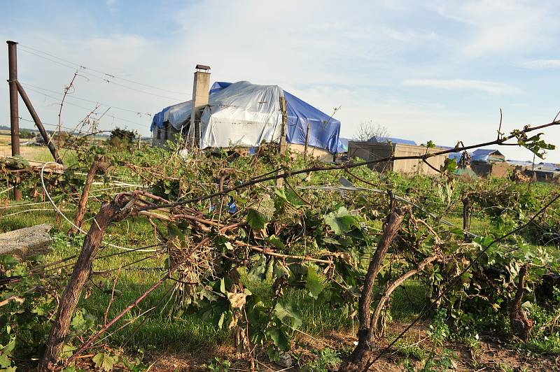 Pátý den po katastrofě. V obcích  poškozených tornádem, začaly první demolice domů, zatím jen v režii majitelů nemovitostí. Řízené demolice 115 domů kraj zahájí příští týden.