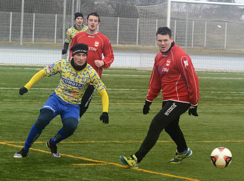 Fotbalisté MSK Břeclav (ve žlutomodrém) podlehli v přípravném utkání brněnskému Startu 1:3.