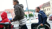 Vozíčkáři si v centru Hustopečí vyzkoušeli přístup do budov a na úřady. S nimi i dobrovolníci bez handicapu a s kamerou v ruce. 