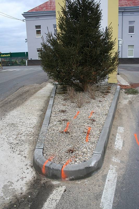 Kuriózní dopravní nehoda se stala v neděli před třetí hodinou ráno v Kosticích. Osobní auto tam narazilo uprostřed obce do kapličky.Nehoda si vyžádala dvě zranění. Obě zraněné osoby skončily v péči záchranářů, kteří je převezli do nemocnice.