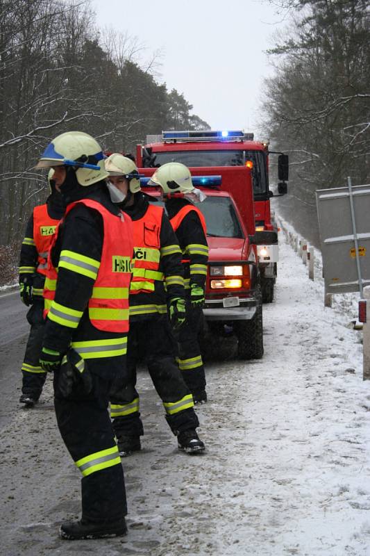 Auto převrácené mezi Břeclaví a Valticemi našli hasiči bez řidiče. 