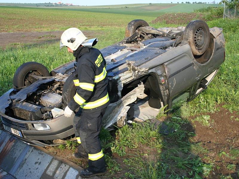 Převrácená na střeše skončila těsně za Bořeticemi ve směru na Kobylí v sobotu po osmnácté hodině Škoda Octavia.
