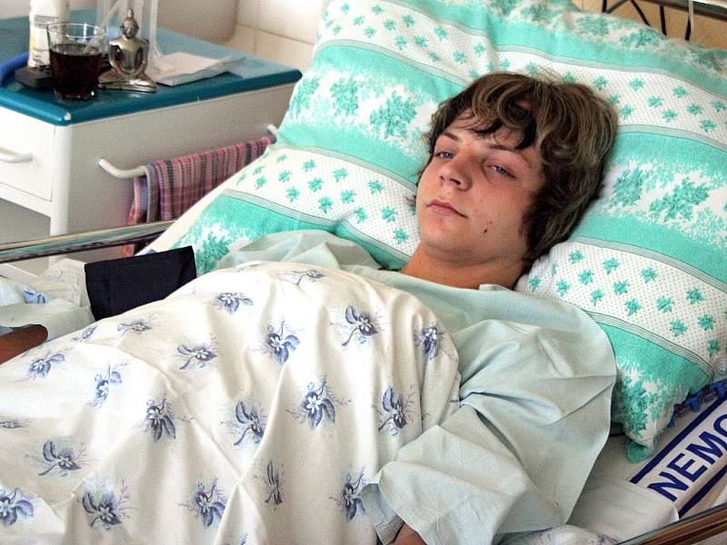 Napadený patnáctiletý Petr v břeclavské nemocnici. Čtvrtek 19. dubna.