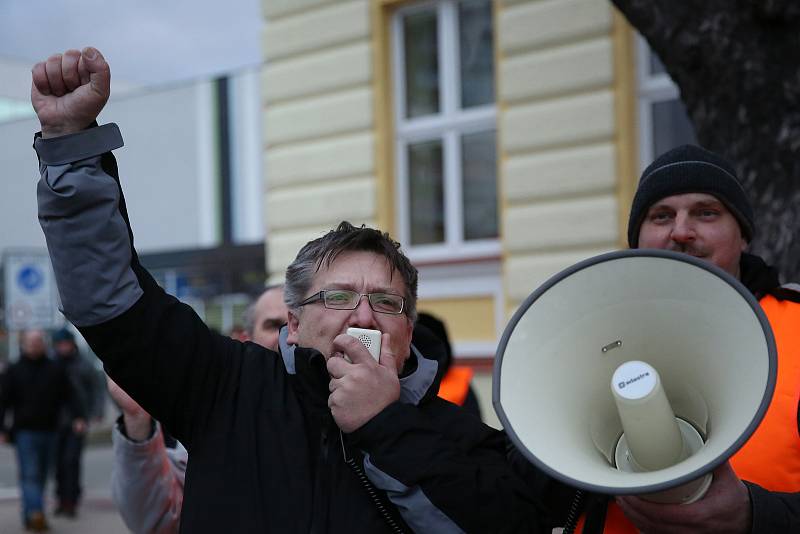 Několik stovek lidí prošlo Břeclaví na demonstraci proti novele pandemického zákona.