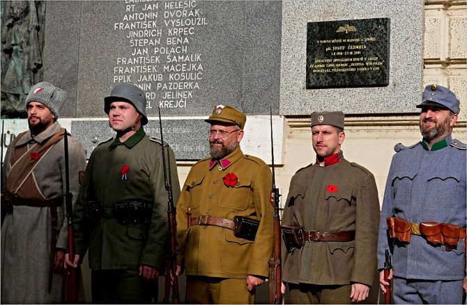Památku válečných veteránů uctili účastníci páteční piety u Žluté školy v Břeclavi.