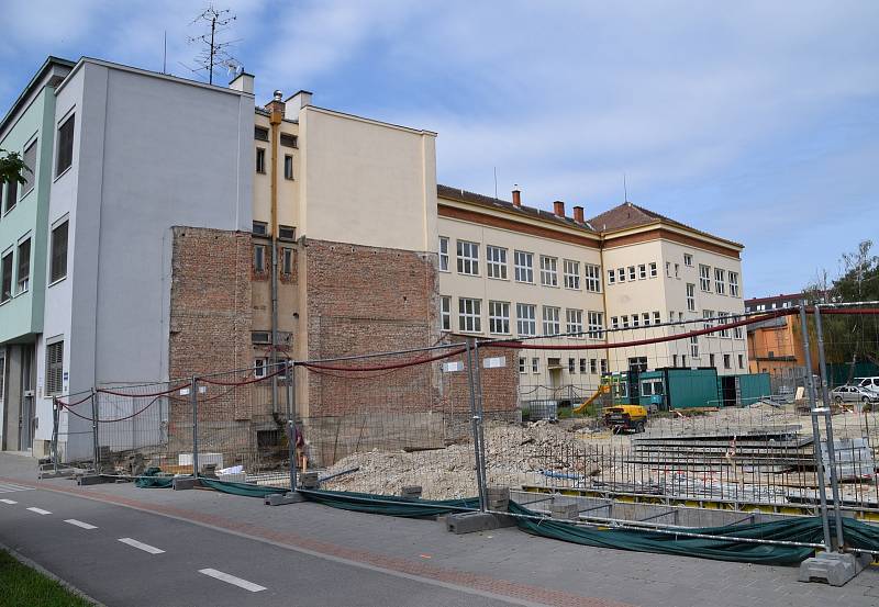 V centru Hustopečích už na místě původního obchodního domu vyrůstá nová moderní prodejna Coop Jednota.