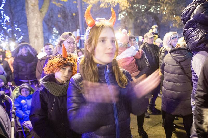 Děti  v centru Břeclavi si užily Mikulášskou metelici.