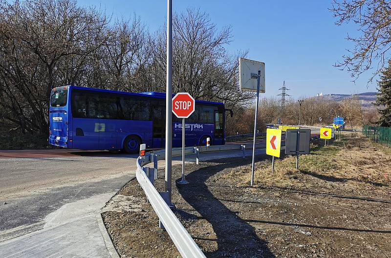 Křižovatka na silnici mezi Mikulovem a Sedlecem na Břeclavsku.