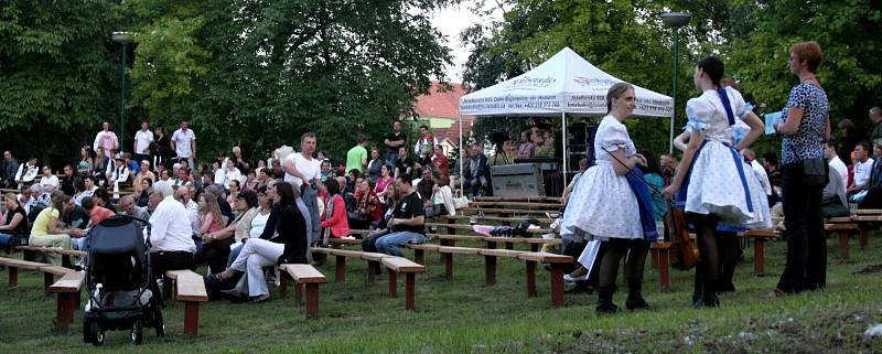 Folklorní slavnosti v Tvrdonicích a Krumvíři se obešly bez deště.