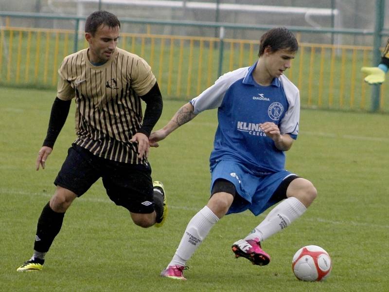 Fotbalisté Mikulova (v modrém) po poločase zcela otočili zápas s Rajhradicemi. 