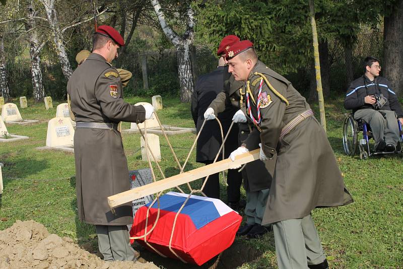 Na hřbitově Rudé armády v Hustopečích ve čtvrtek pietně pohřbili ostatky čtyř vojáků z druhé světové války. Ti padli na území Kobylí a Brodu nad Dyjí. Důstojného hrobu se dočkali po devětašedesáti letech. Na hustopečském centrálním pohřebišti se nachází v