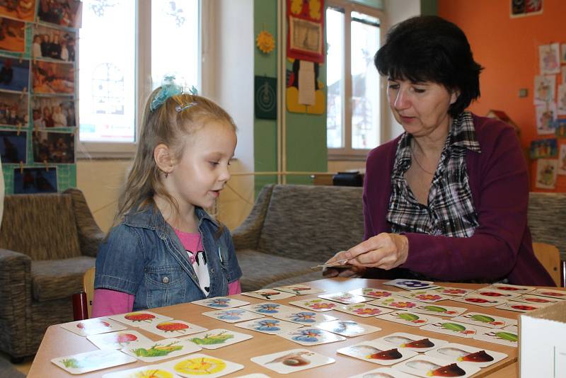 Předškoláci při pátečním zápisu do první třídy na základní školu Kupkova v Břeclavi počítali, recitovali báseň nebo zazpívali. Také poznávali barvy a prokázali rovněž svou obratnost. Na závěr všichni dostali za odměnu od učitelek dárek.