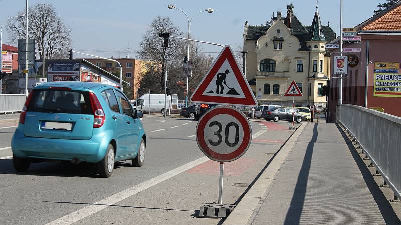 Dělníci mění zastaralé semafory na hlavním tahu Břeclaví. Nahrazují je moderními s kamerami.