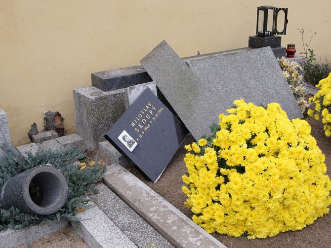 Policisté na podobný případ vandalismu na hřbitovech nepamatují.
