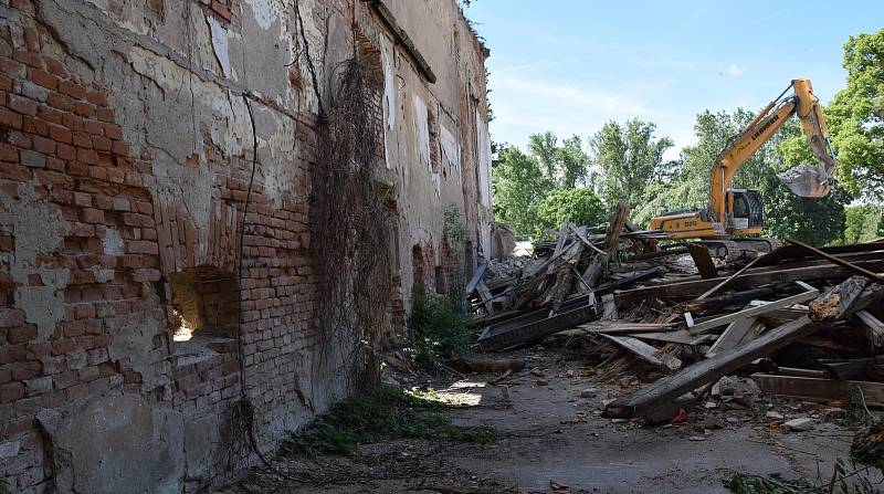 Stavební dělníci pokračují s demolicí budov zchátralého Vranova mlýna v Břeclavi.