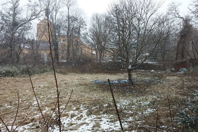 Krásy zámecké zahrady dlouhá léta obrůstal plevel, hyzdily ji odpadky a suť. Postupně však díky aktivitě místních nadšenců ožívá.